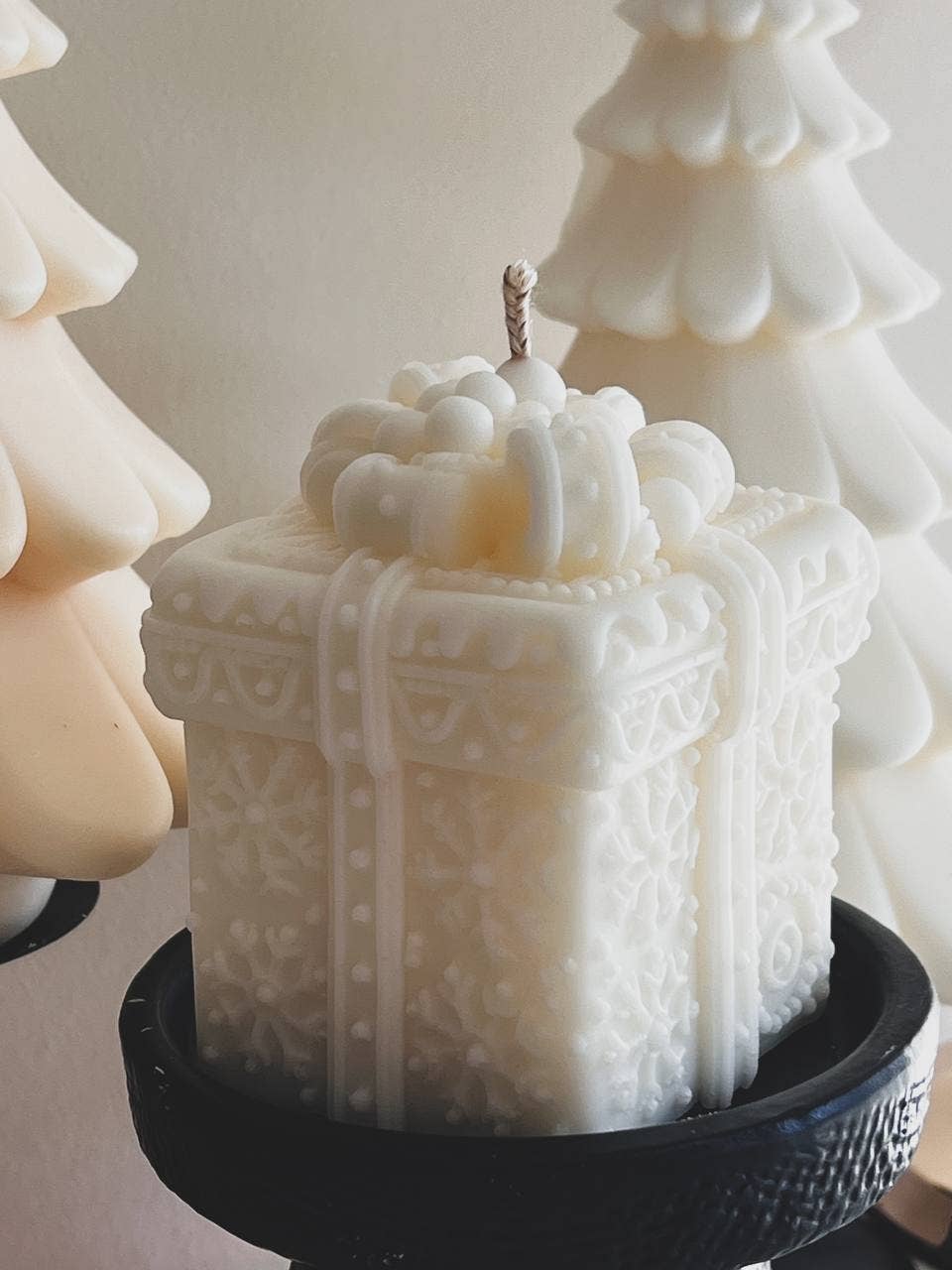 Large Christmas Candle for Holiday Gifting 4x2 3/4in - Image 5