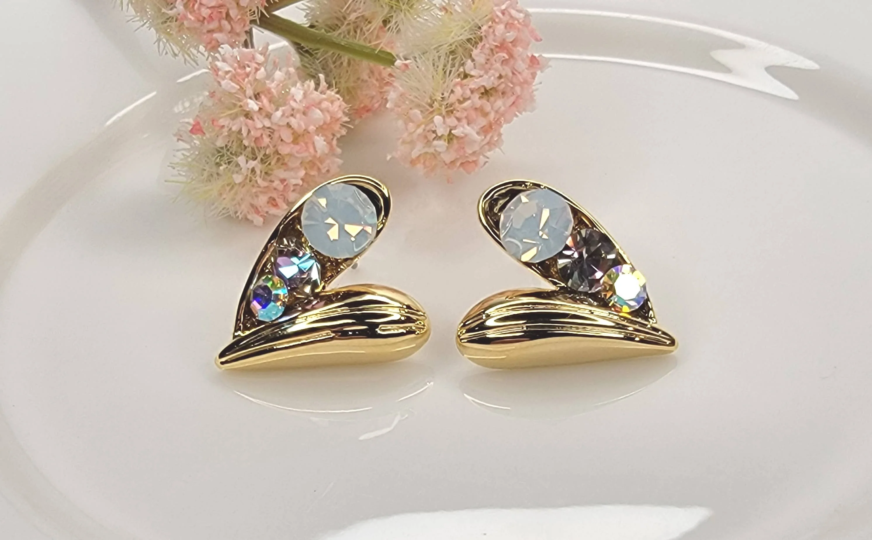 MULTI COLOR STONE HEART SHAPE POST EARRINGS. - Image 3