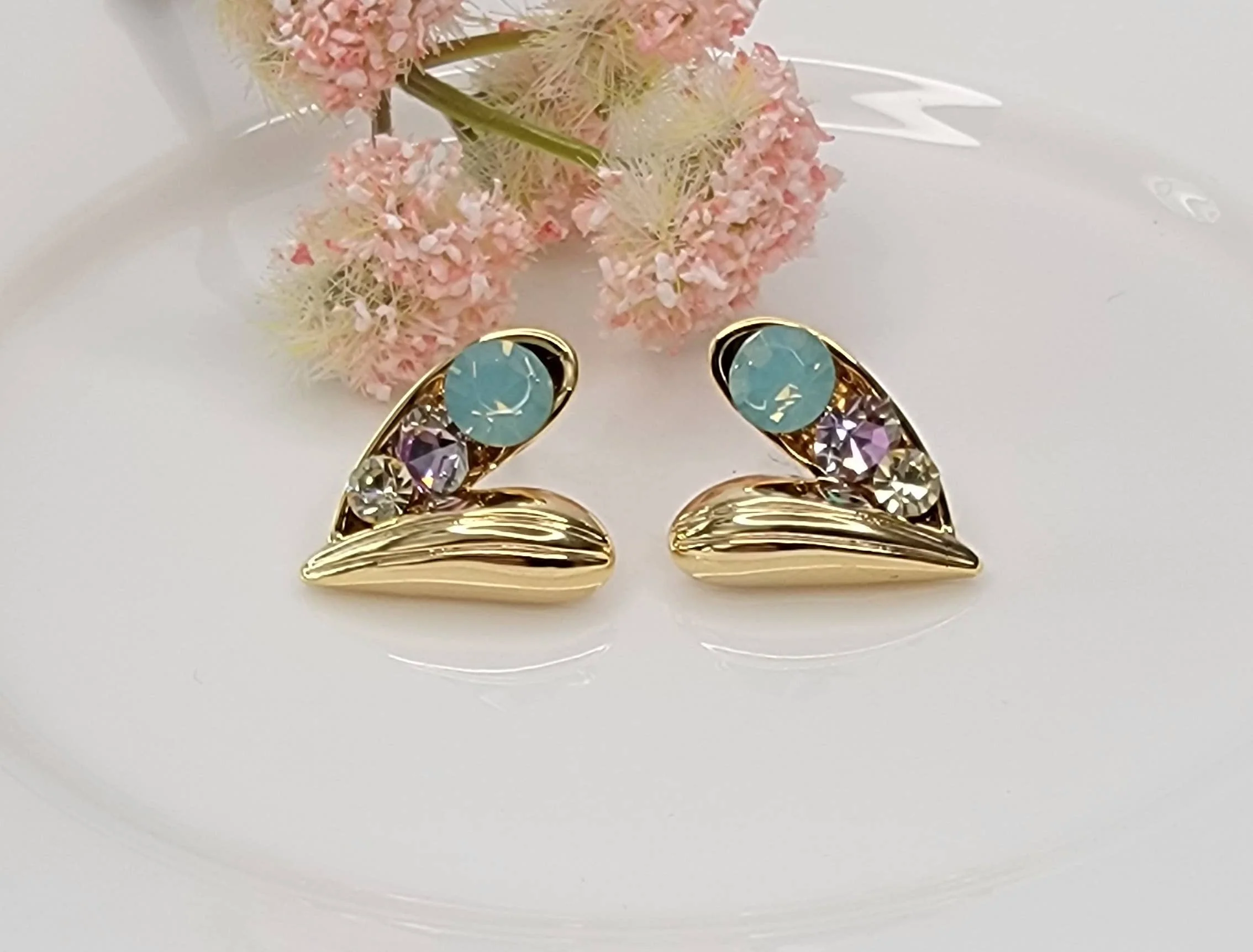 MULTI COLOR STONE HEART SHAPE POST EARRINGS. - Image 8
