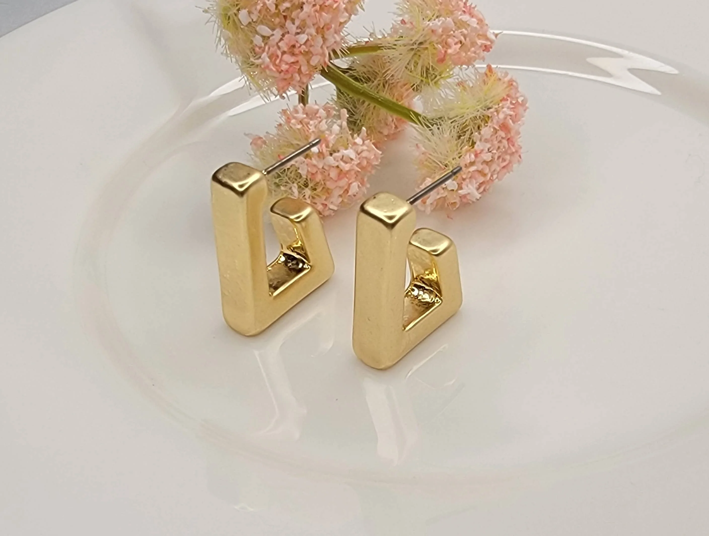 REGTANGLE HOOP EARRINGS - Image 12