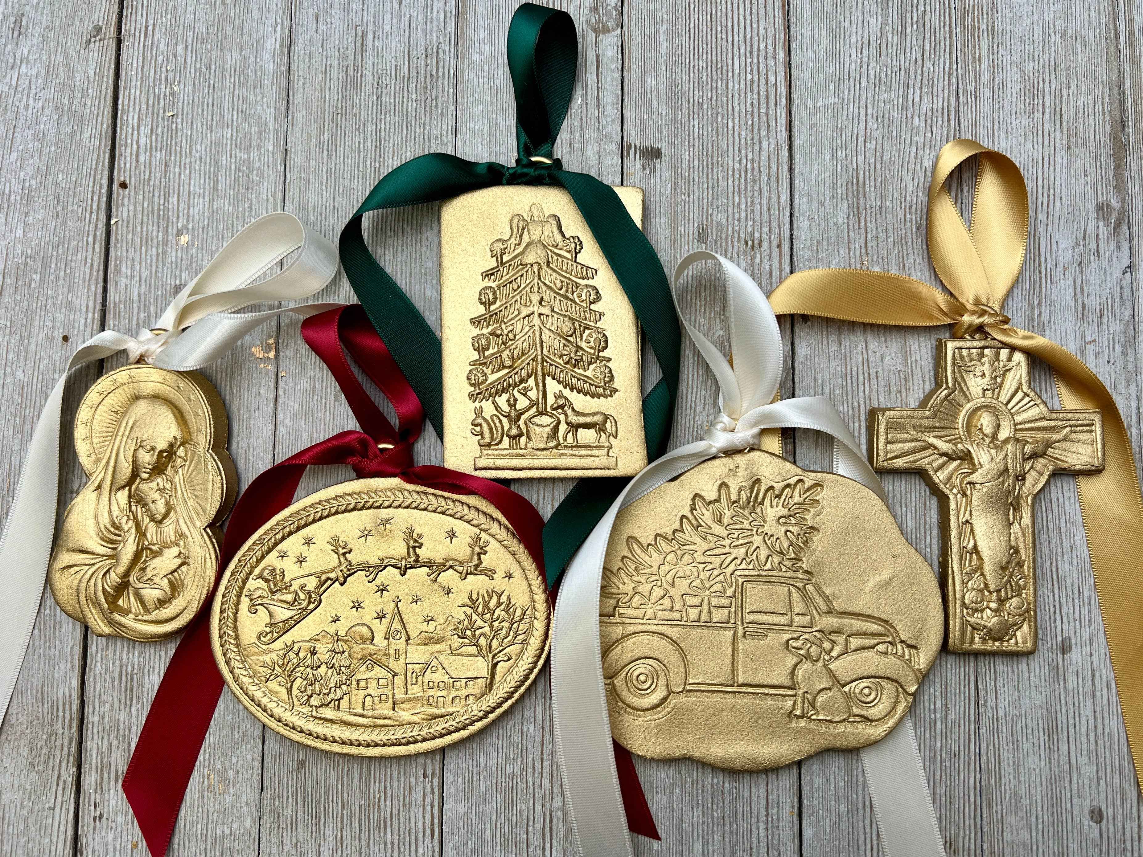 Christmas Ornament: Gold / Mary & baby