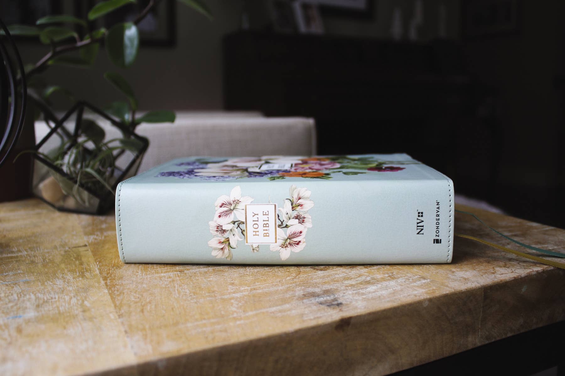Bible LP Leathersoft Sage Floral - Image 4