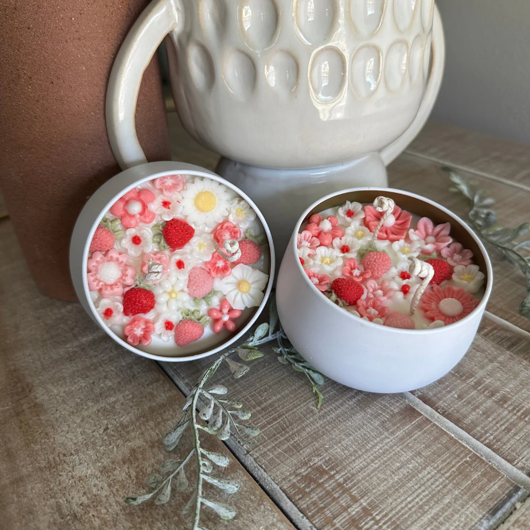 Strawberries and Daisies Tin Candle - Image 2