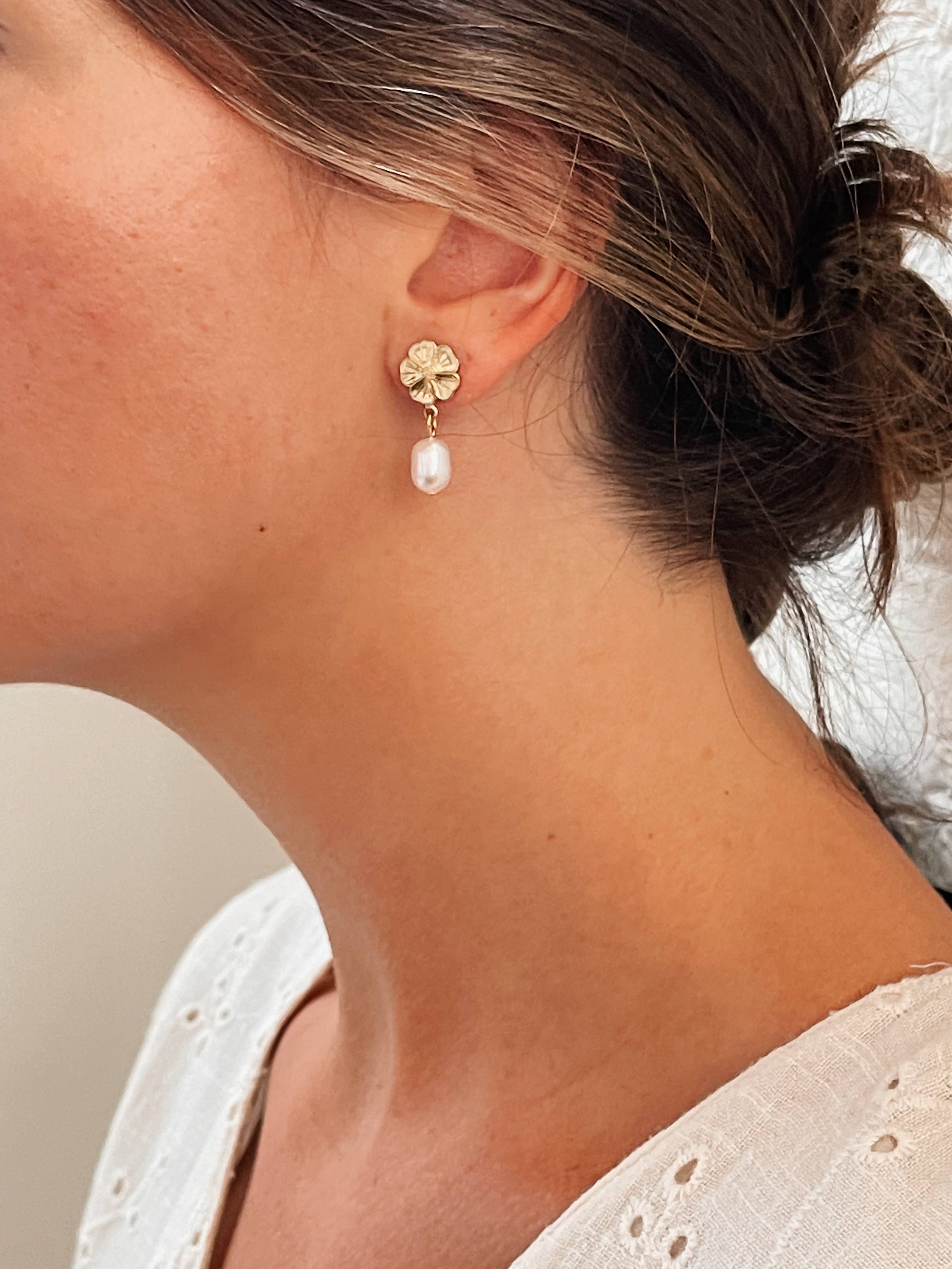 Flower and pearl studs - Image 2