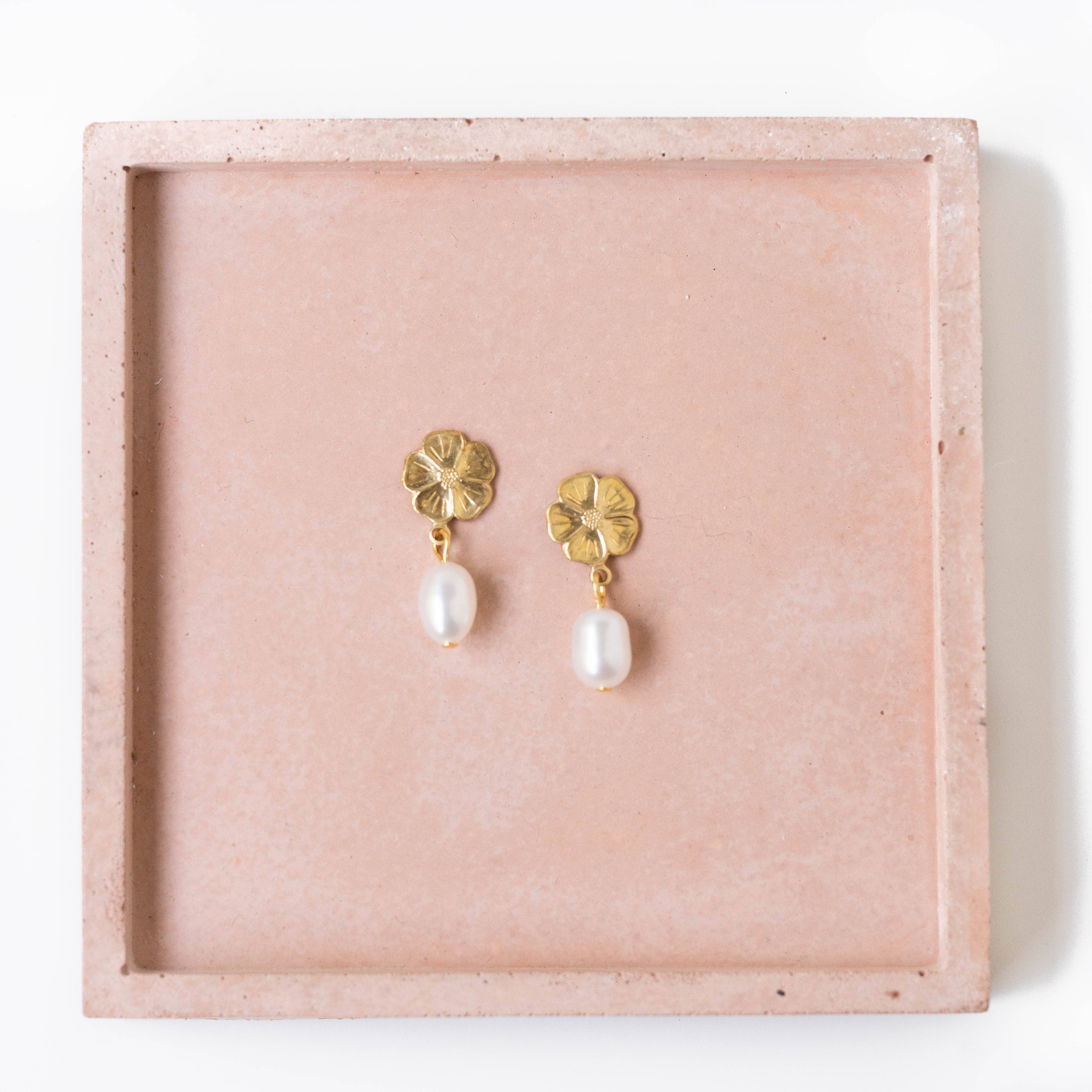 Flower and pearl studs - Image 3