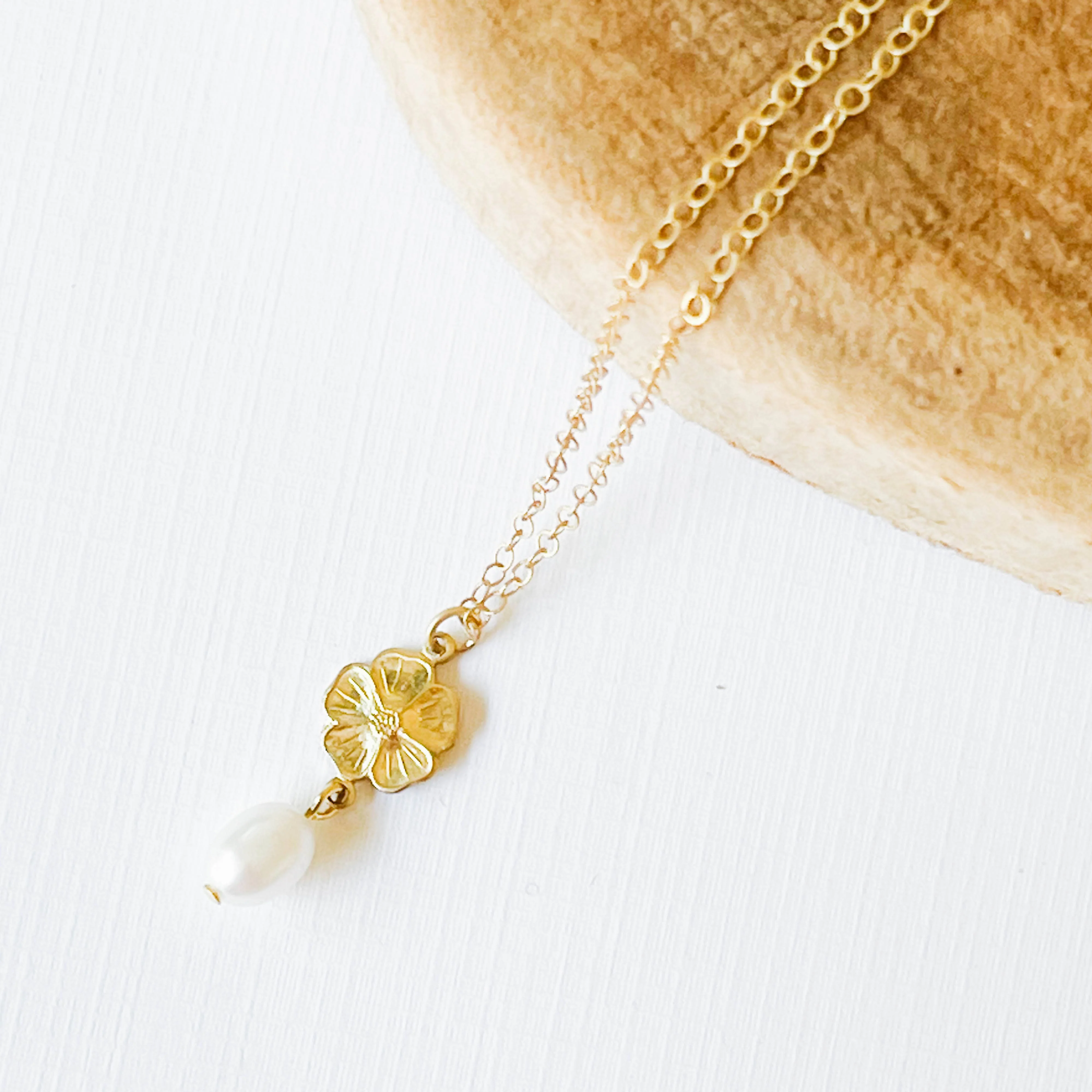 Gold Flower and Pearl necklace - Image 3