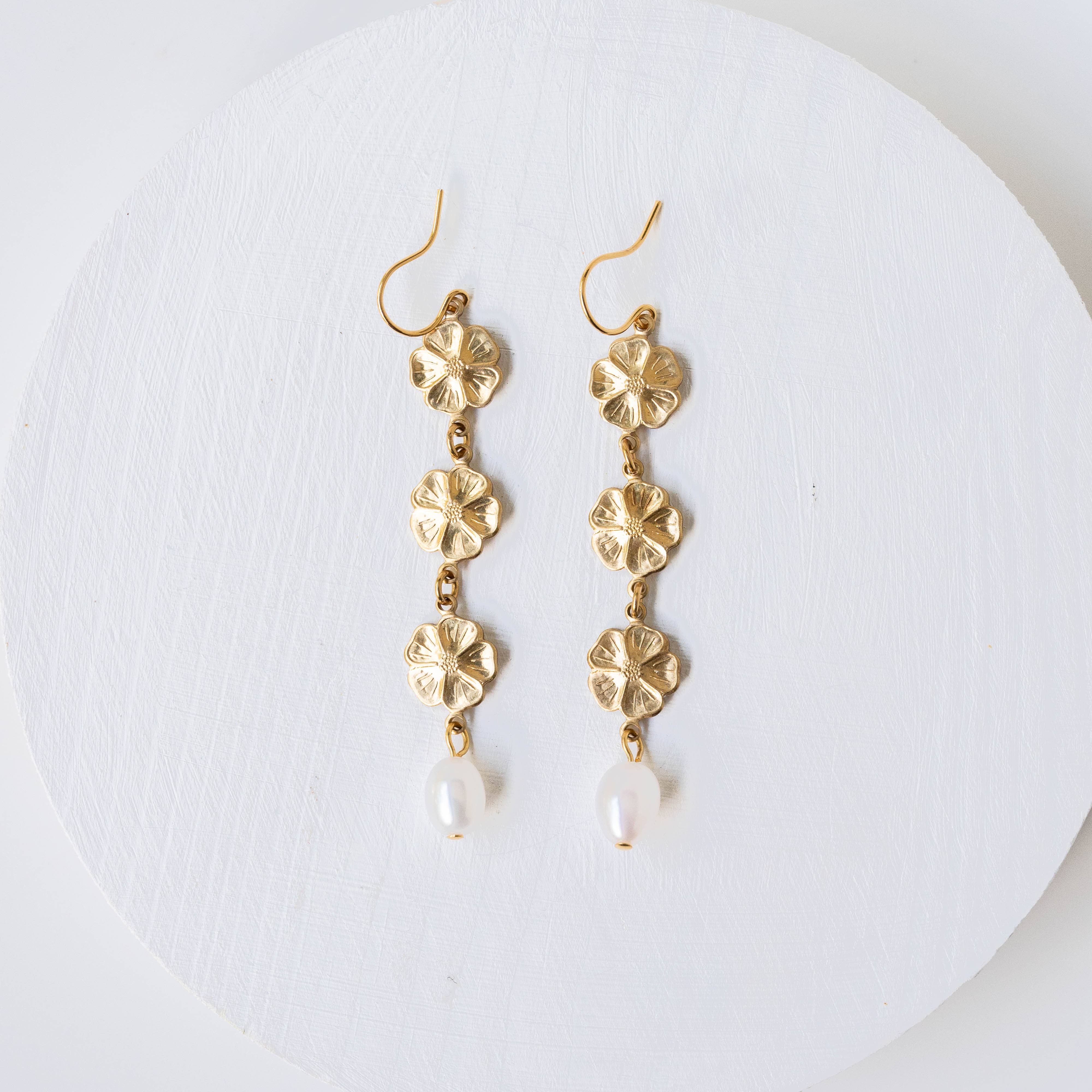 Pearl and three flowers dangle earrings - Image 7