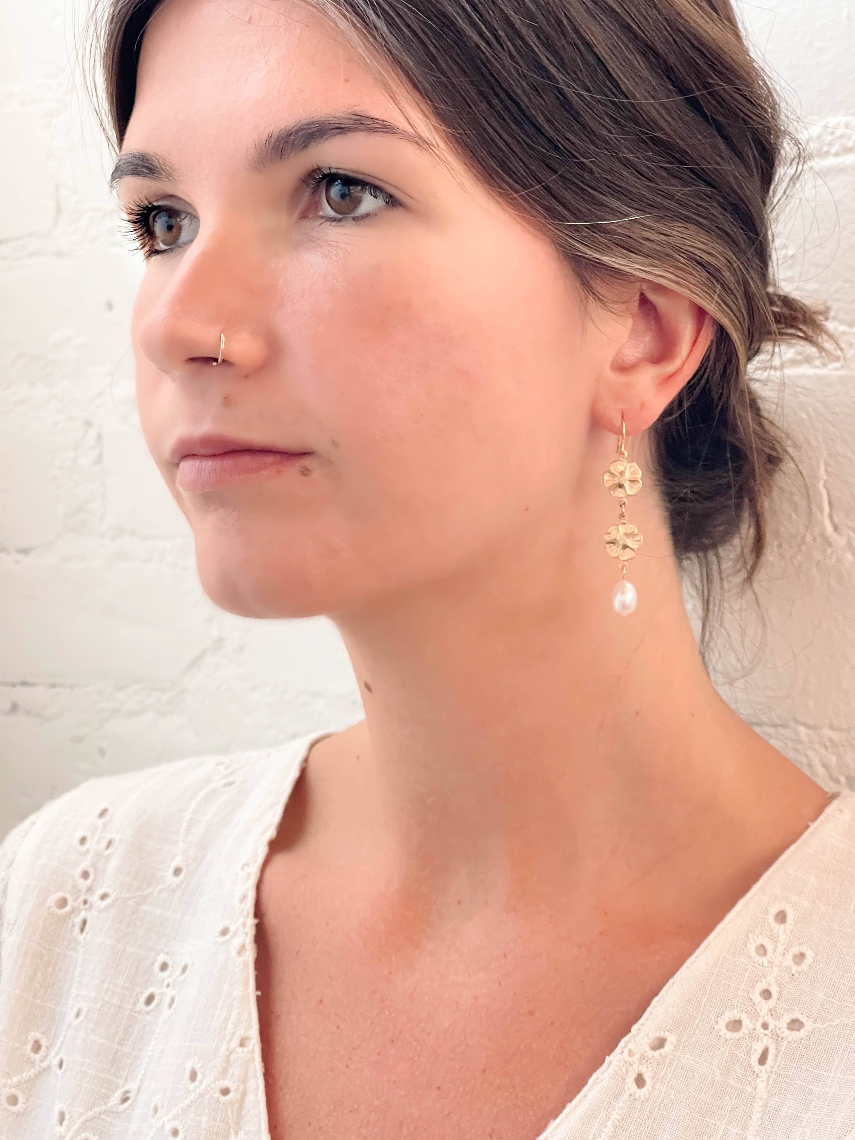 Pearl and two flower dangle earrings - Image 4