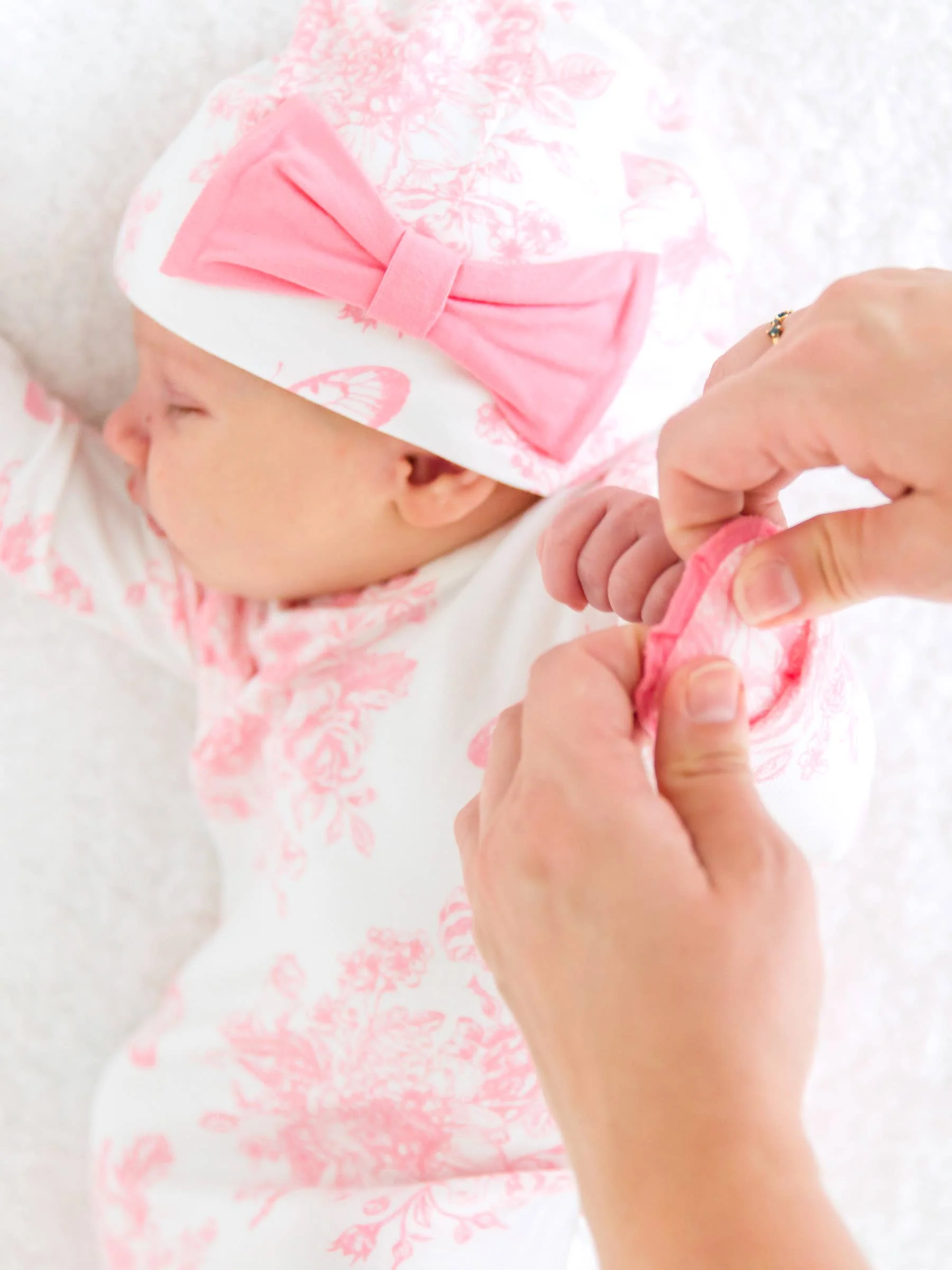 Baby Girls Bamboo Pink Butterfly Knotted Sleep Gown & Bow Hat Set: Newborn-3m - Image 4