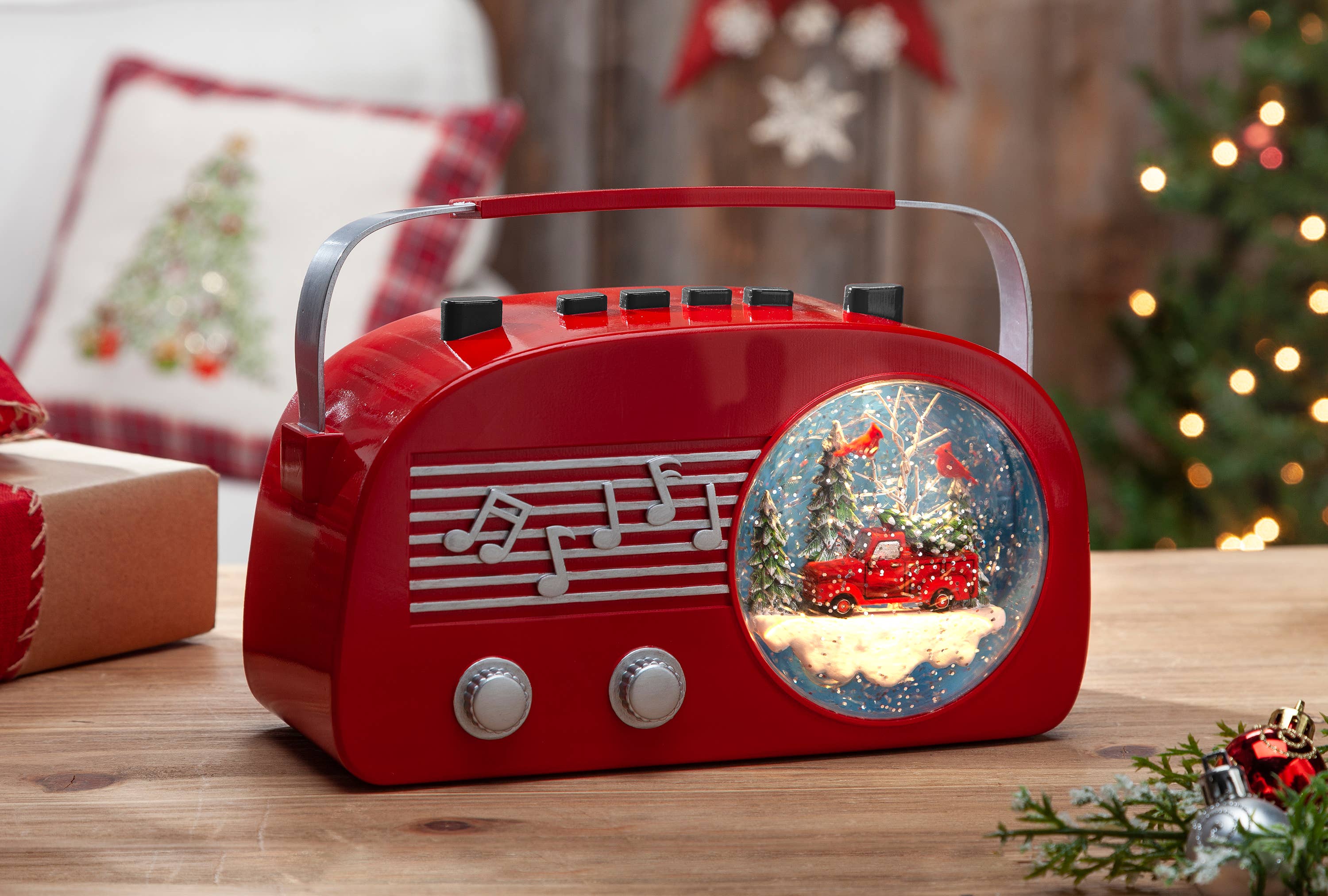 Gerson This retro snow globe features a vintage style red radio - Image 2