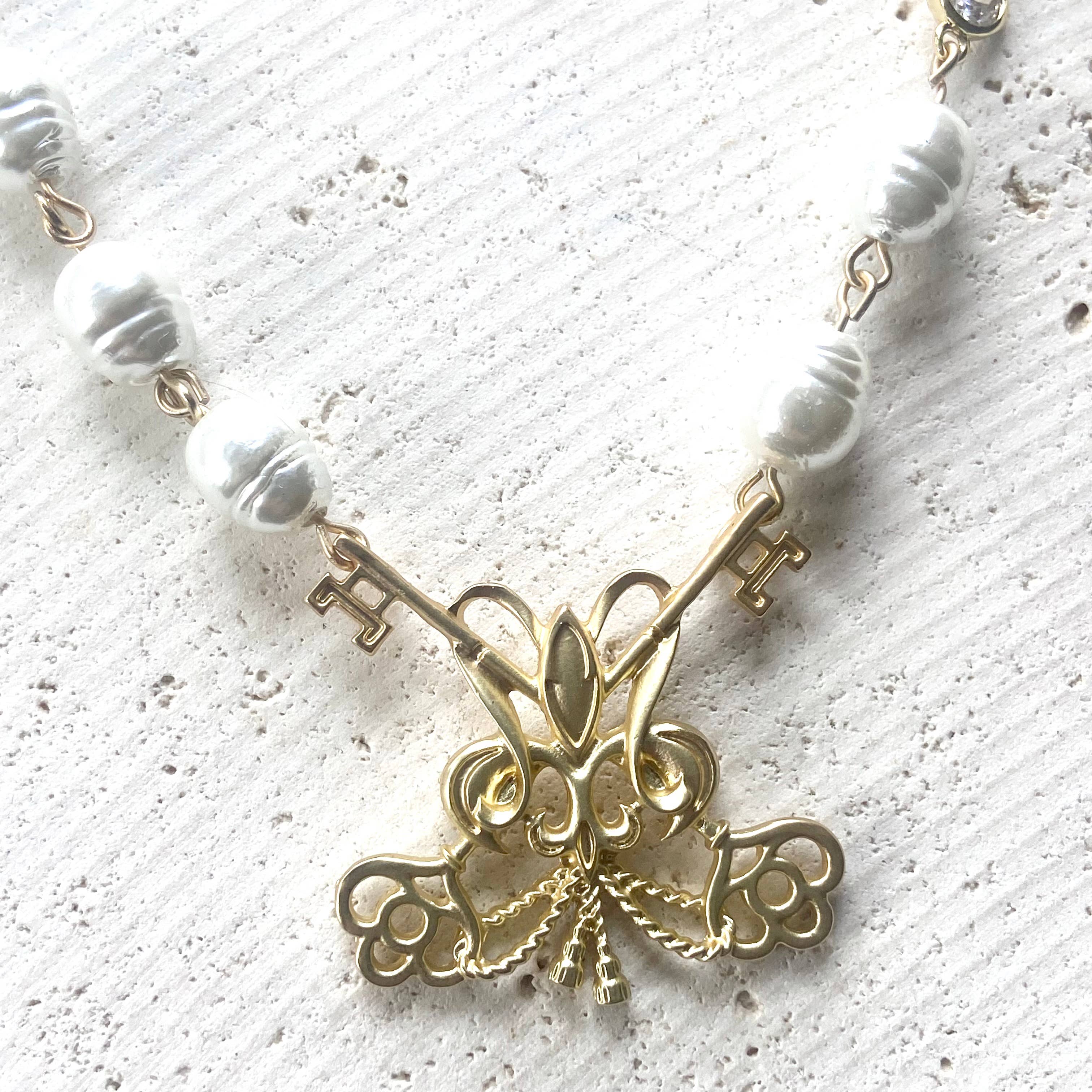 Fleur de lis French matte gold pearl necklace - Image 2