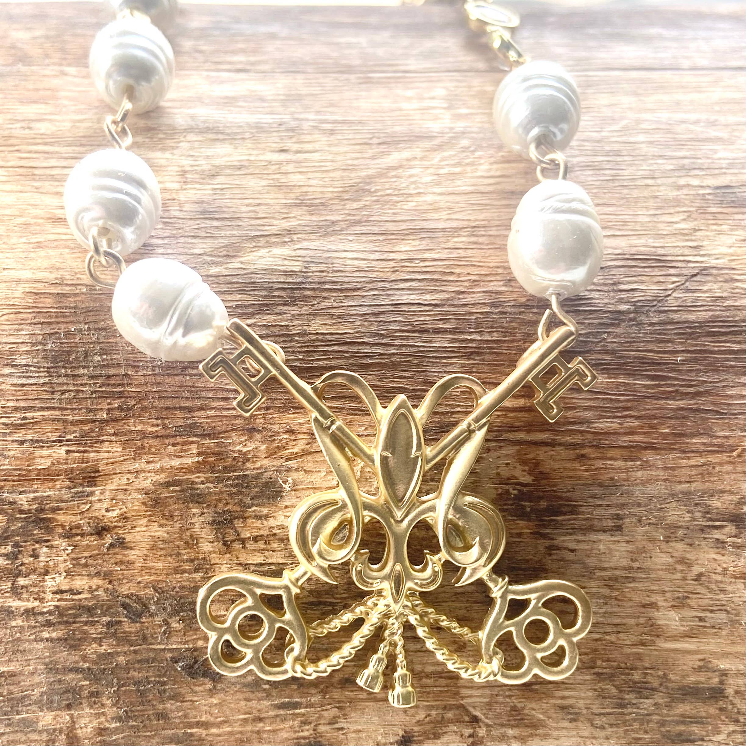 Fleur de lis French matte gold pearl necklace - Image 3