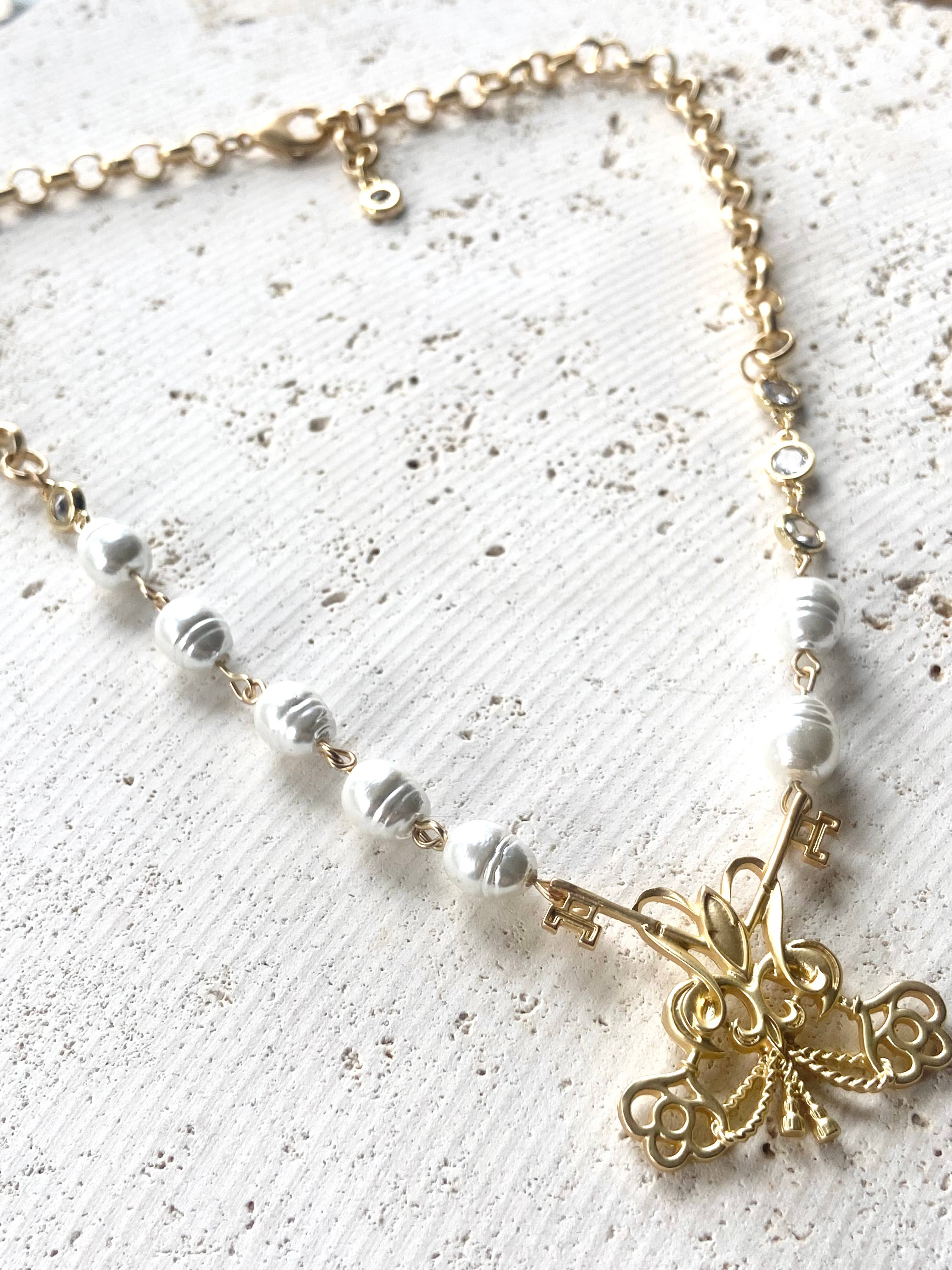 Fleur de lis French matte gold pearl necklace - Image 4