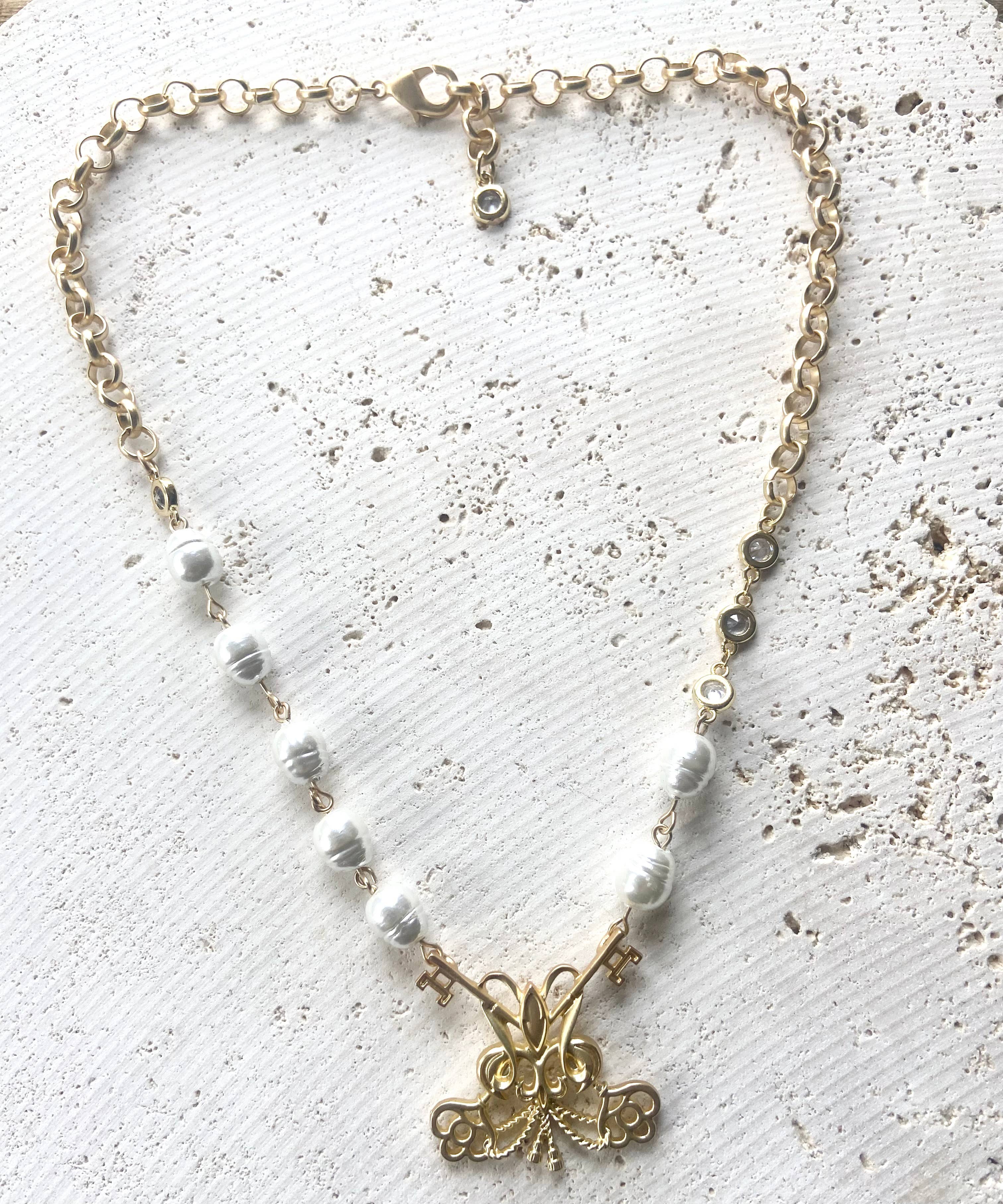 Fleur de lis French matte gold pearl necklace - Image 5